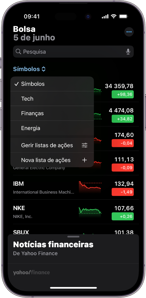 Uma lista de ações na aplicação Bolsa com diferentes ações. Cada ação na lista mostra, da esquerda para a direita, o símbolo da ação e um nome, um gráfico de desempenho, o preço e a variação do preço. Na parte superior do ecrã, a lista de ações Símbolos está selecionada e as listas de ações e opções seguintes estão disponíveis: Tecnologia, Finanças, Energia, Gerir listas de ações e Nova lista de ações.