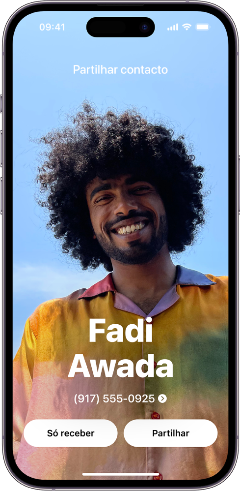 O ecrã “NameDrop” a mostrar o nome e número do utilizador. Por baixo estão os botões Só receber ou Partilhar.