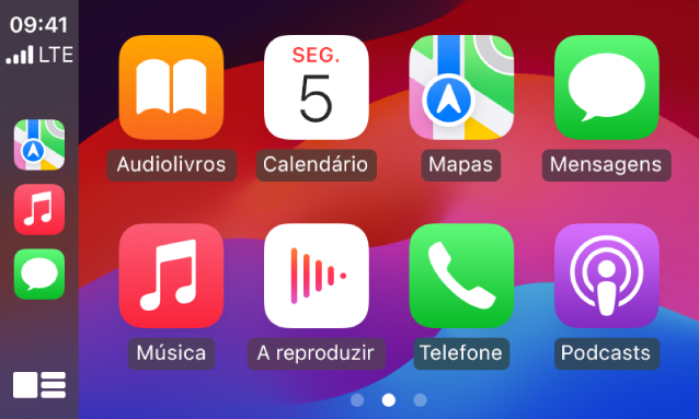 O ecrã principal de CarPlay a mostrar Mapas, Música e Mensagens na barra lateral. À direita está Audiolivros, Calendário, Mapas, Mensagens, Música, A reproduzir, Telefone e Podcasts.