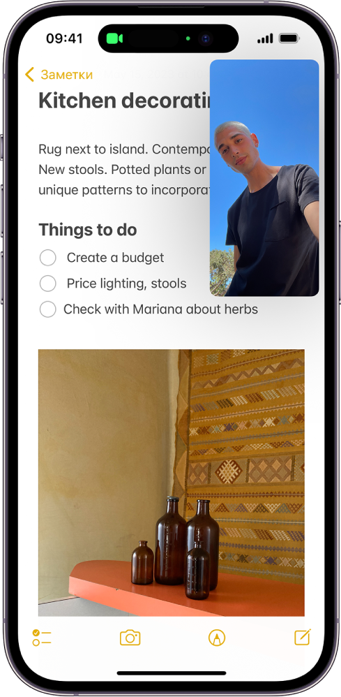 Отображается текущий разговор FaceTime. Всю остальную область экрана заполняет заметка по оформлению кухни.