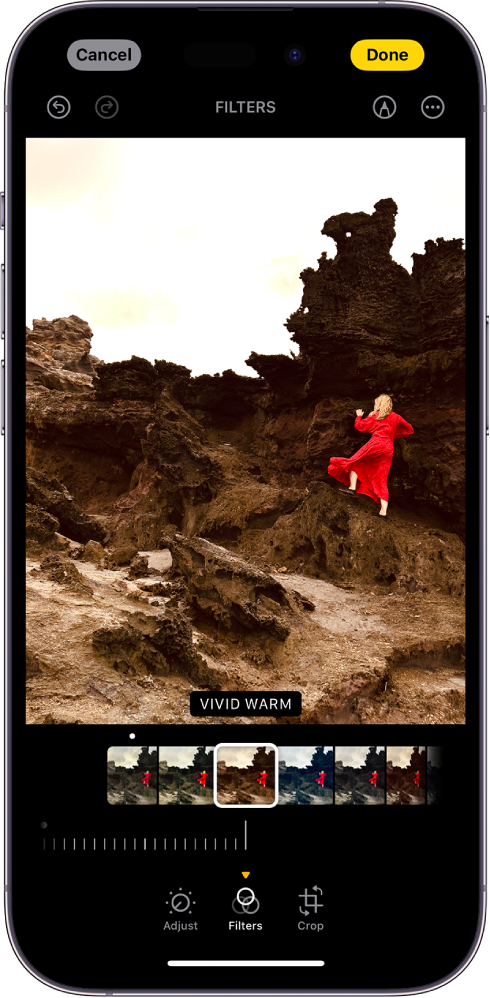 Zaslon Edit s fotografijo na sredini. Na dnu zaslona so od leve proti desni gumbi Adjust, Filters in Crop. Izbran je gumb Filters in na voljo je drsnik za prilagoditev jakosti filtra. Gumb Cancel je v zgornjem levem kotu zaslona, gumb Done pa v zgornjem desnem kotu zaslona. Tudi na vrhu zaslona, od leve proti desni, so gumbi Undo, Redo, Filters, Markup in Plug-ins.
