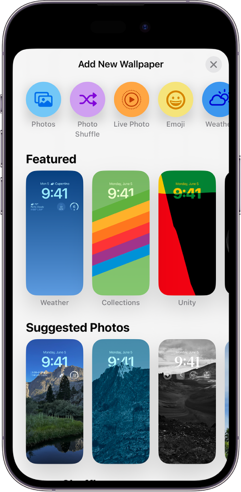 Екран Add New Wallpaper на ком је приказана галерија позадина од којих можете да изаберете неку и прилагодите закључани екран iPhone-а. Позадине су распоређене по категоријама као што су Featured и Suggested Photos. На врху су дугмад за додавање фотографија, особа, репродукције фотографија насумичним редоследом, емоџија и позадине екрана са временском прогнозом на закључани екран.