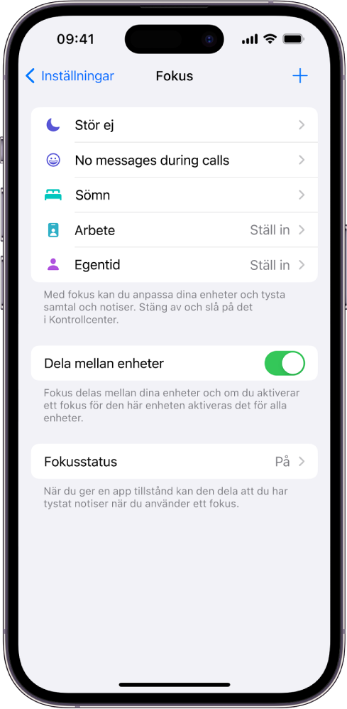 En skärm med fem tillhandahållna fokusalternativ – Stör ej, Inga meddelanden under samtal, Sover, Egentid och Arbete. Alternativet Dela mellan enheter är på, vilket tillåter att samma fokusinställningar kan använda på alla dina Apple-enheter.