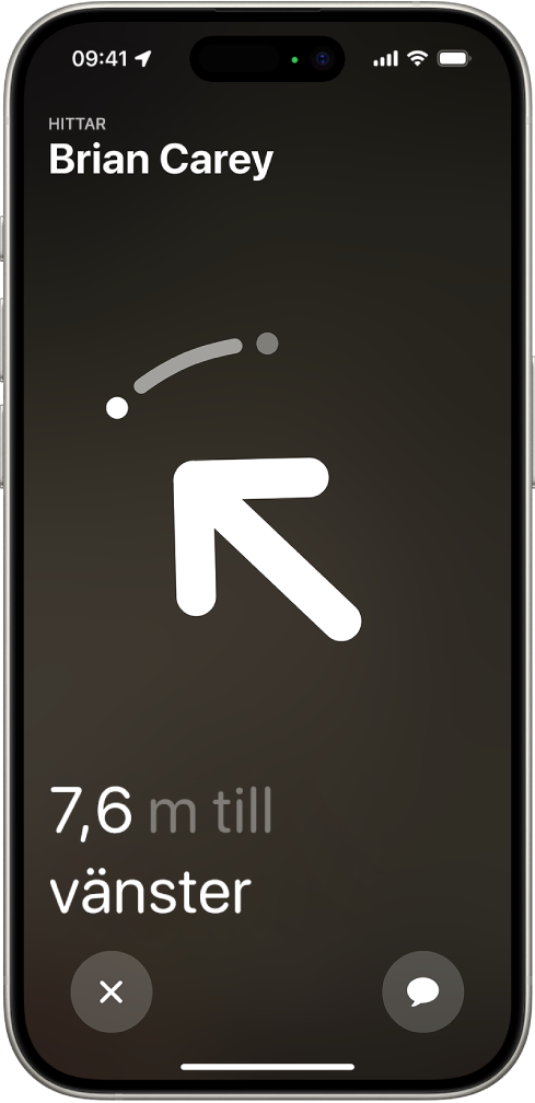 Namnet på en person som hittas med Precisionssökning visas i det övre vänstra hörnet och en pil pekar i personens riktning med en uppskattning av avståndet. Längst ned på skärmen finns knappar för att stänga Precisionssökning och skicka ett meddelande till personen.