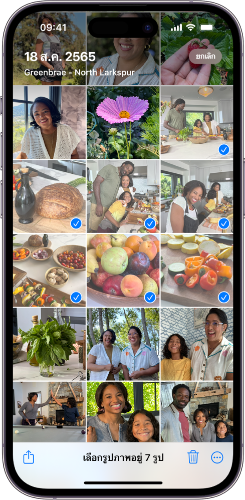หน้าจอ iPhone ถูกเติมด้วยตารางของรูปภาพจนเต็มโดยมีรูปภาพเจ็ดรูปถูกเลือกอยู่ ที่ด้านล่างสุดของหน้าจอคือปุ่มแชร์ ปุ่มลบ และปุ่มอื่นๆ