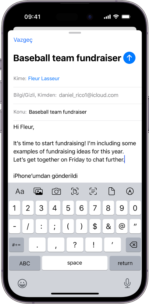 Klavyenin üst tarafında ilişik seçenekleri ile oluşturulmakta olan bir e-posta taslağı.