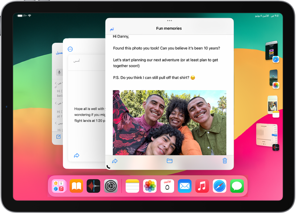 شاشة iPad مشغل عليها منظم الواجهة. ثلاث نوافذ حالية تم تجميعهما معًا في منتصف الشاشة، والتطبيقات الحديثة الأخرى تظهر في قائمة على الجانب الأيمن للشاشة. تظهر التطبيقات الموجودة في شريط الأيقونات في الجزء السفلي من الشاشة.