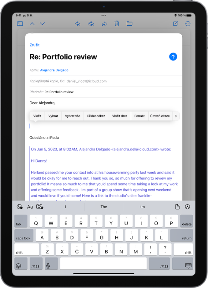 Rozepsaný koncept e‑mailu v aplikaci Mail. Nad klávesnicí jsou vidět volby pro přidání přílohy.