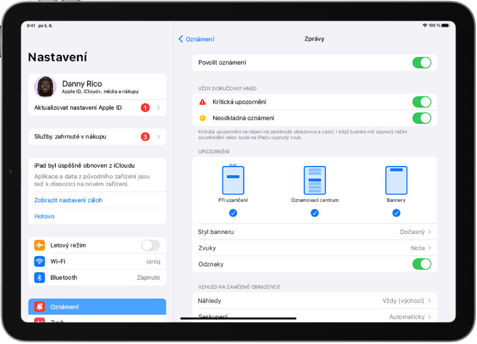 iPad s nastavením aplikace Zprávy pro oznámení a upozornění
