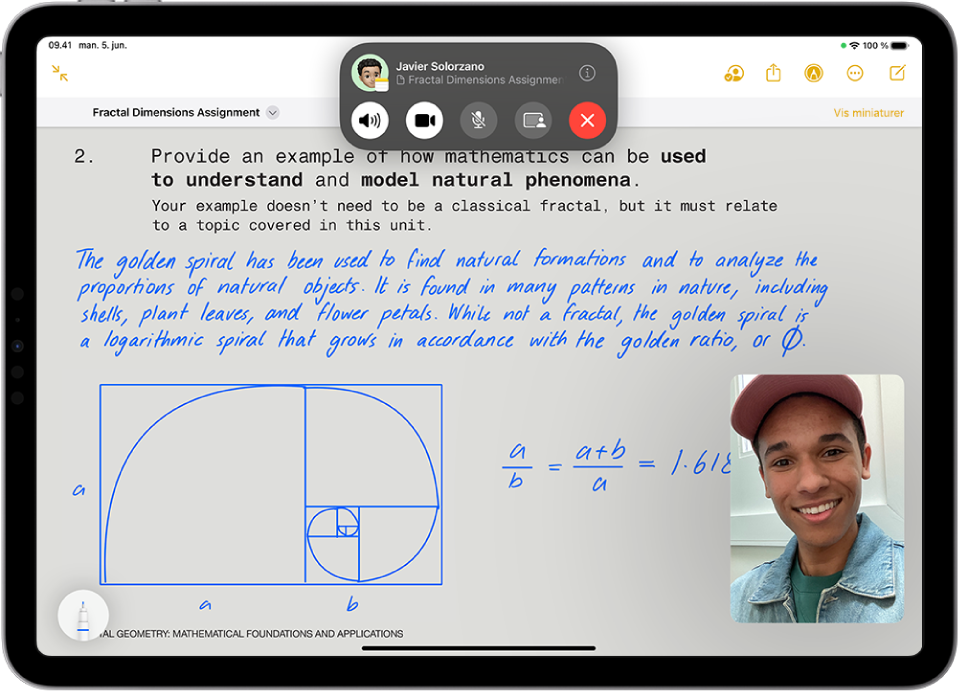 Et FaceTime-opkald med en SharePlay-session, der viser, at videoindhold fra Apple TV+ bliver delt i opkaldet. FaceTime-betjeningspanelet findes øverst på skærmen, videoen afspilles lige under betjeningspanelet, og betjeningspanelet til afspilning findes nederst på skærmen.