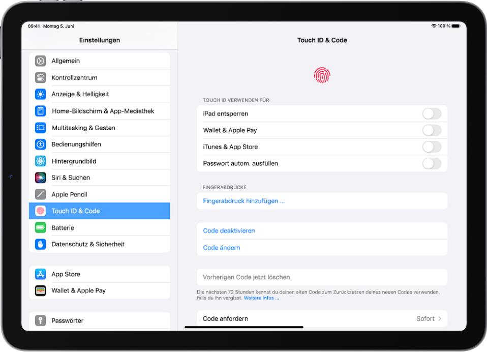 Die Seitenleiste der App „Einstellungen“ auf der linken Bildschirmseite. „Touch ID & Code“ ist ausgewählt. Auf der rechten Seite des Bildschirms werden Optionen zum Auswählen von Funktionen angezeigt, die mit Touch ID entsperrt werden können. „iPad entsperren“, „Wallet & Apple Pay“, „iTunes & App Store“ und „Passwort automatisch ausfüllen“ sind deaktiviert.