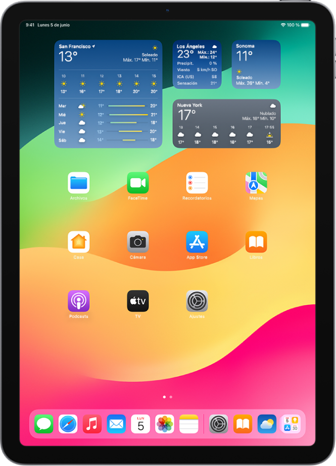 La pantalla de inicio del iPad. En la parte superior de la pantalla hay cuatro widgets de Tiempo para cuatro ubicaciones distintas.