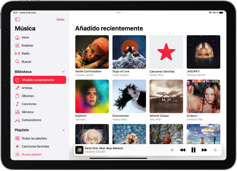 Pantalla Biblioteca con la barra lateral a la izquierda con las palabras “Añadido recientemente” resaltadas. Los álbumes y las playlists añadidas recientemente aparecen a la derecha. El reproductor se muestra en la parte inferior derecha.