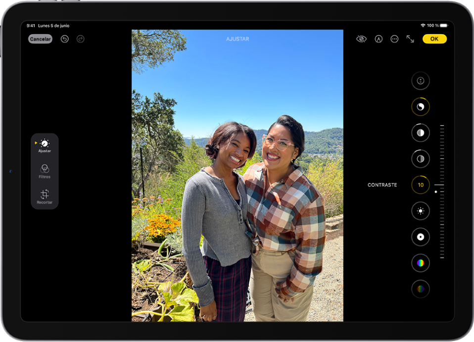 Pantalla de edición en la app Fotos con una foto en el centro. A la izquierda de la foto están los botones Ajustar, Filtros y Recortar; Ajustar está seleccionado. A la derecha de la foto están los botones de los efectos de edición y un regulador para ajustar el nivel del efecto.