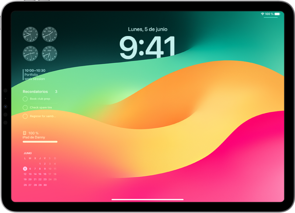 Pantalla de bloqueo del iPad con la hora, la fecha y widgets a lo largo de lado izquierdo.