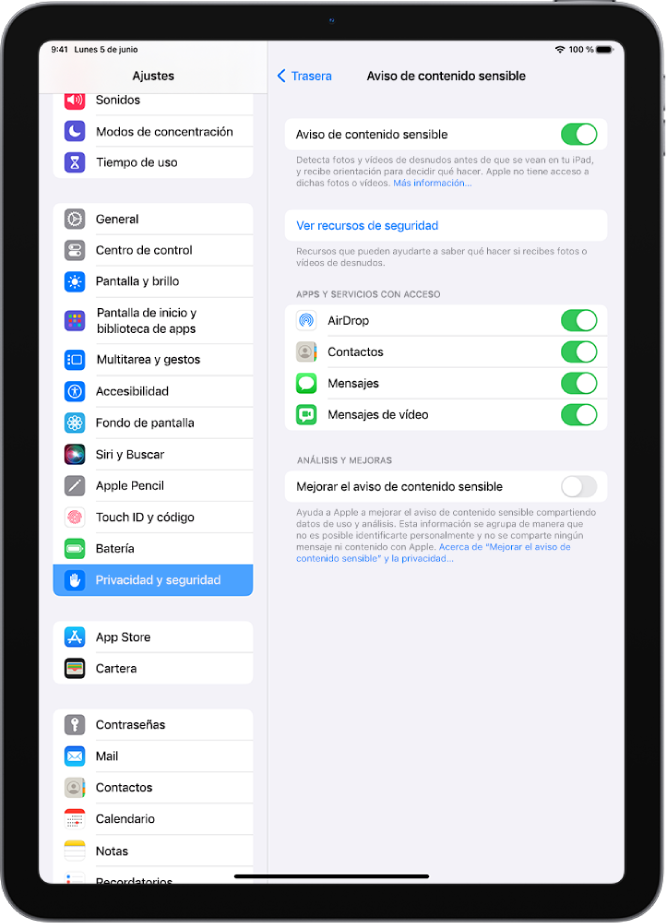 Ajustes para “Aviso de contenido sensible” con un enlace llamado “Ver recursos de seguridad” y un botón llamado “Mejorar el aviso de contenido sensible” para compartir los datos de uso y análisis con Apple.