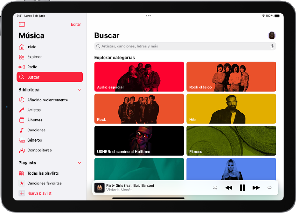 Pantalla Buscar con la barra lateral a la izquierda y un campo de búsqueda en la esquina superior derecha. Debajo, la sección “Explorar categorías” muestra varias categorías. El reproductor se muestra en la parte inferior derecha.