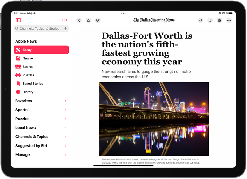 Un artículo en la app News. Debajo de la app Apple News en la barra lateral, la fuente Today está seleccionada.