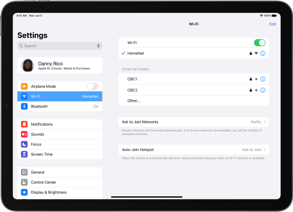 Ekraani vasakul küljel on avatud Settings-küljeriba ning valitud on Wi-Fi. Ekraani paremal küljel on lülitatud Wi-Fi sisse ning valitud on võrk.