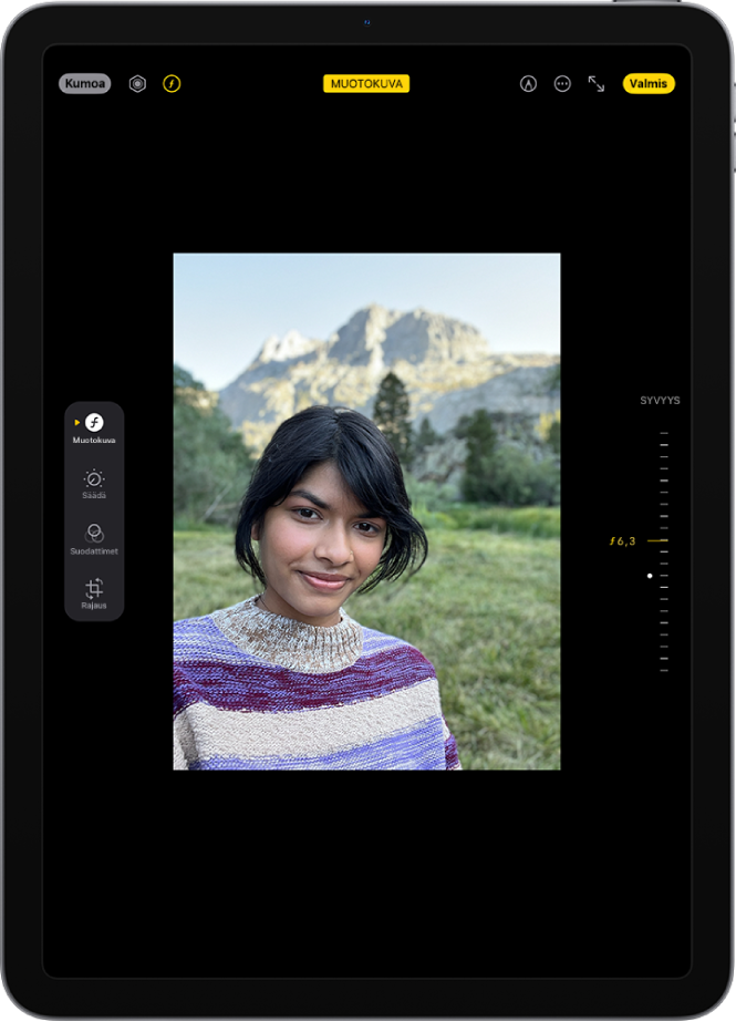 Muotokuvatilan muokkausnäyttö. Näytön keskellä on muotokuva. Näytön oikeassa reunassa on liukusäädin Syvyyssäätö-asetuksen säätämiseen. Näytön vasemmalla puolella ovat Muotokuva-, Säädä-, Suodattimet- ja Rajaa-painikkeet. Valittuna on Muotokuva-painike.