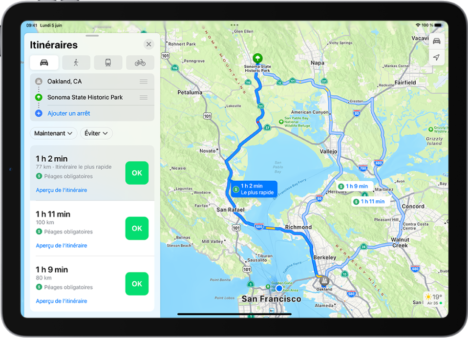 Plan indiquant plusieurs itinéraires en voiture entre deux lieux ; l’itinéraire le plus rapide est sélectionné. La fiche de l’itinéraire fournit toutes sortes d’informations, telles que les temps de trajet estimés, la distance à parcourir ainsi qu’une brève description. Un bouton Aller se trouve à droite des détails de chaque itinéraire.