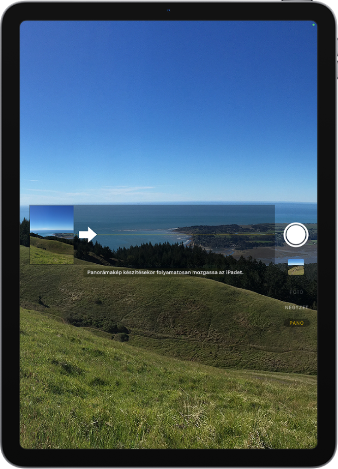 A kamera Panoráma módban van. Balra középen a nyíl jobbra mutat, hogy a panoráma irányát jelezze.
