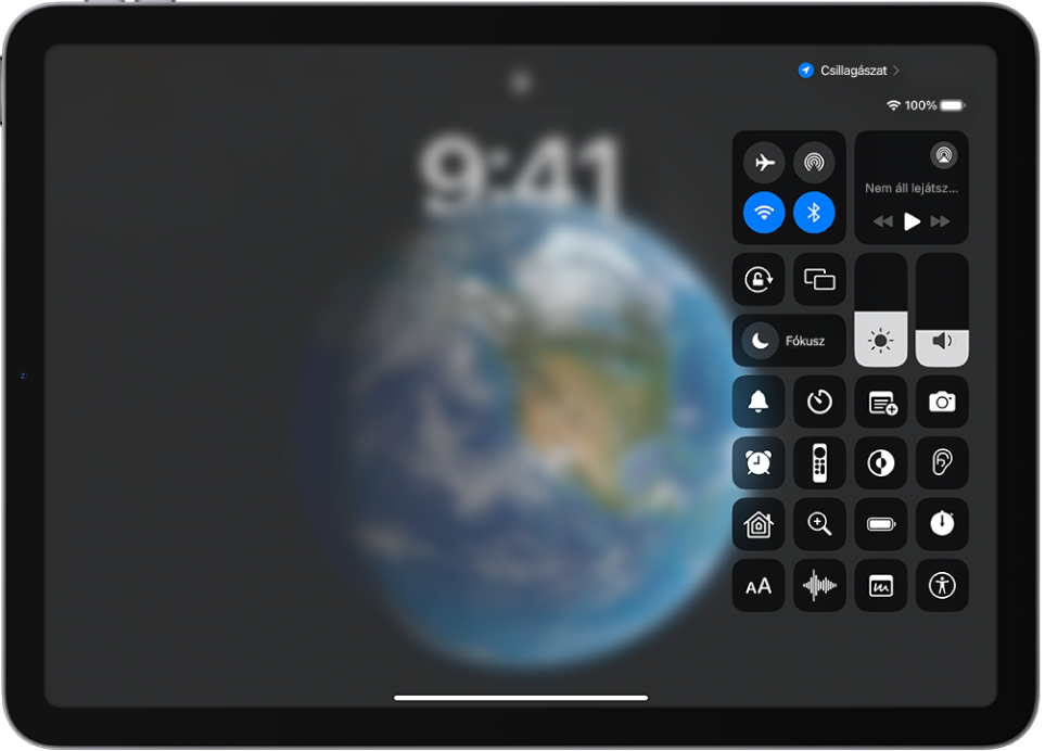 Az iPaden lévő Vezérlőközpont, amely további vezérlőkkel van testreszabva – például Időzítő, Stopperóra és Hangjegyzetek.