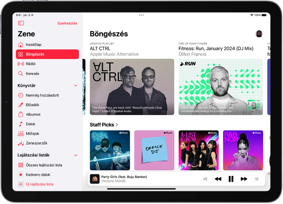 A Böngészés képernyője. Balra az oldalsáv látható, a Böngészés szakasz pedig jobbra. A Böngészés képernyő a felső részen megjelenített kiemelt zenékkel. Balra legyintve kiemelt zenéket és videókat tekinthet meg. Alul megjelenik a Staff Picks nevű rész, ahol négy Apple Music-állomás látható. A lejátszó a jobb alsó részen található.
