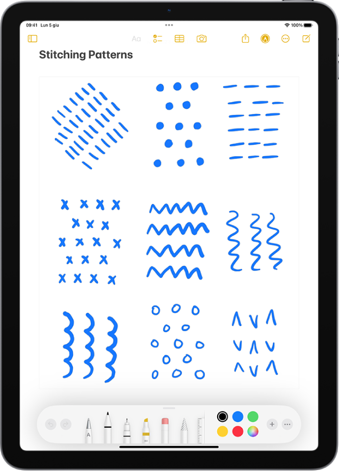 Una nota è aperta nell’app Note e nella parte inferiore dello schermo è presente la barra degli strumenti di modifica. Gli strumenti di modifica da sinistra a destra sono: Penna, “Linea singola”, Pennarello, Gomma, Laccio, Righello e Matita, seguiti dal selettore colore, dal pulsante Aggiungi e Altro.