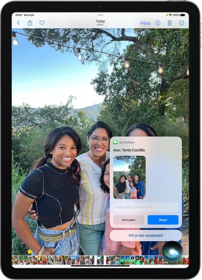 Een iPad-scherm, met rechtsonderin de indicator dat Siri aan het luisteren is en daarboven de reactie van Siri in de vorm van een tekstbericht dat klaarstaat om te worden verstuurd.