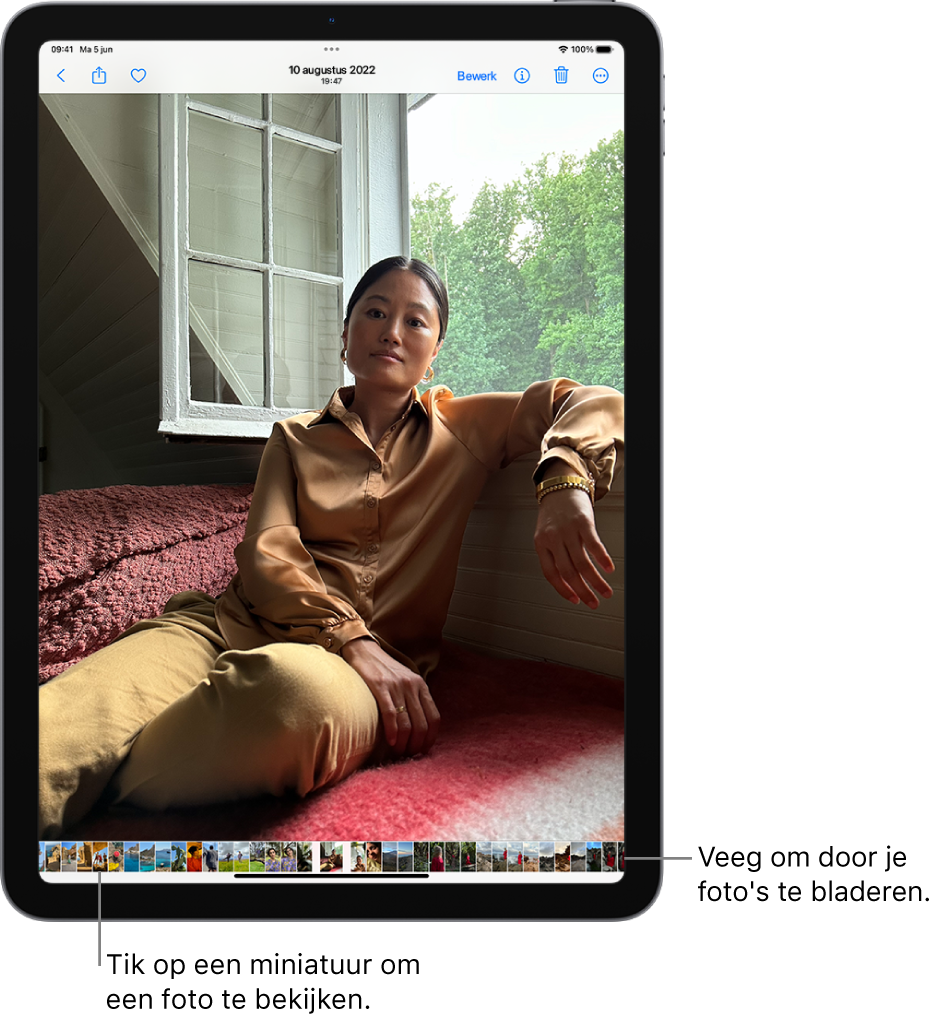 De Foto's-app met een foto in de schermvullende weergave. Onder in het scherm staan miniaturen van andere foto's in de bibliotheek.