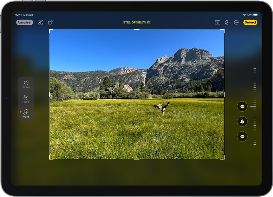 Het bewerkingsscherm in de Foto's-app, met in het midden een foto. Aan de linkerkant van het scherm staan de knoppen 'Pas aan', 'Filters' en 'Snij bij'. De knop 'Snij bij' is geselecteerd. Aan de rechterkant van het scherm staan de bijsnijdopties en een schuifknop om de intensiteit van het effect aan te passen.