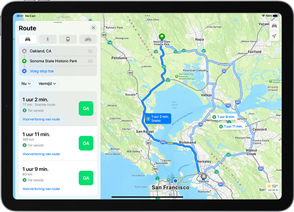 Een kaart met meerdere autoroutes tussen twee locaties, waarbij de snelste route is geselecteerd. In de routekaart staan details voor de routes, waaronder de geschatte reistijd, de afstand en een korte beschrijving. Voor elke route staat rechts naast de details een 'Ga'-knop.