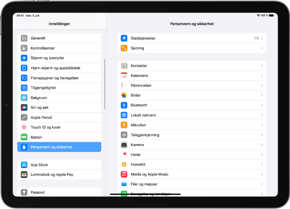 Innstillinger-skjermen på iPad. På venstre side av skjermen vises Innstillinger-sidepanelet. Personvern og sikkerhet er markert. På høyre side av skjermen vises valget for å slå av eller på La apper be om å spore.