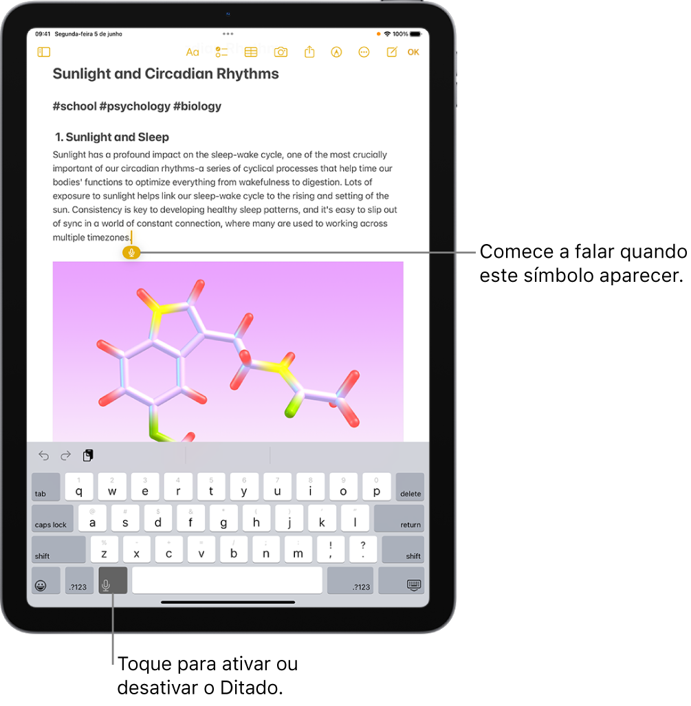 Um teclado na tela está aberto no app Notas. O botão Ditado na parte inferior do teclado está selecionado e o botão Ditado aparece abaixo do ponto de inserção no campo de texto.