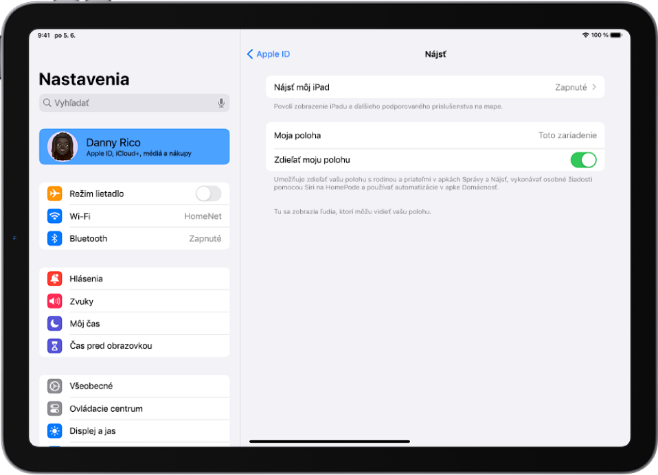 Na ľavej strane obrazovky sa nachádza postranný panel Nastavenia, na ktorom je vybraná horná možnosť s menom užívateľa. Možnosti napravo slúžia na výber funkcií služby Nájsť, ktoré sa majú zapnúť. Možnosti Nájsť môj iPad a Zdieľať moju polohu sú zapnuté.