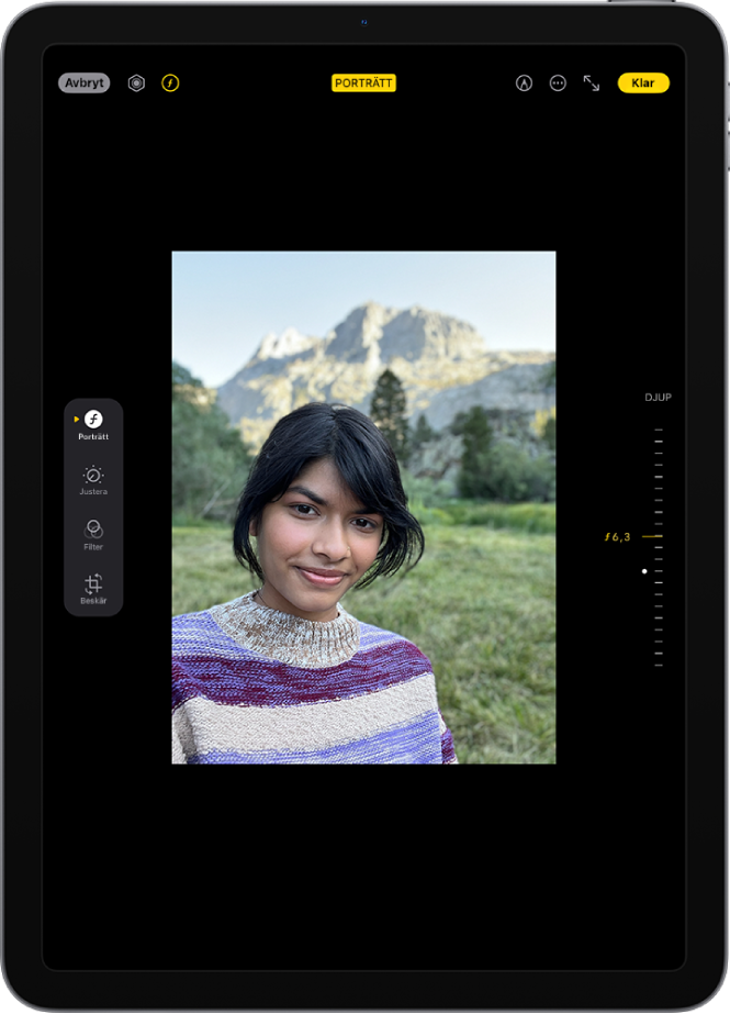 Skärmen Ändra med en bild i porträttläge. En porträttbild visas mitt på skärmen. På högra sidan av skärmen finns ett reglage för att justera inställningen Djupjustering. Till vänster på skärmen finns knapparna Porträtt, Justera, Filter och Beskär. Knappen Porträtt är markerad.