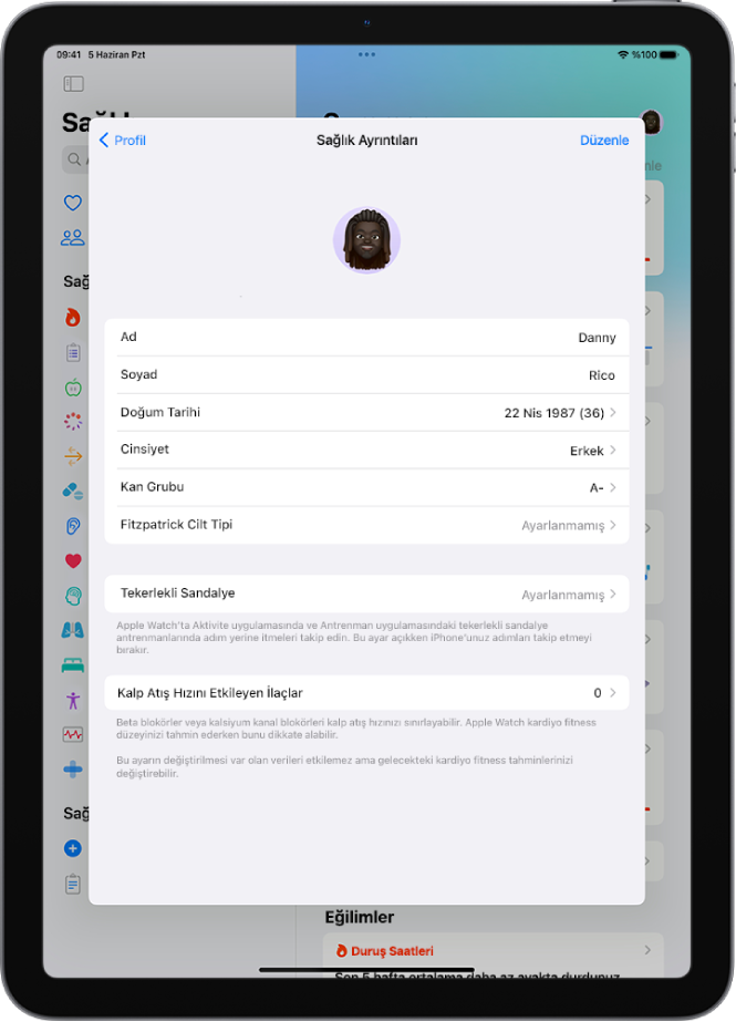 Sağlık Ayrıntıları ekranı ad, doğum tarihi, kan grubu ve diğer bilgiler için alanlar içeriyor.