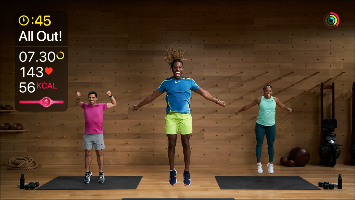 Apple TV:ssä näkyy Fitness+-treeni, jossa on Apple Watchin live-tietoja