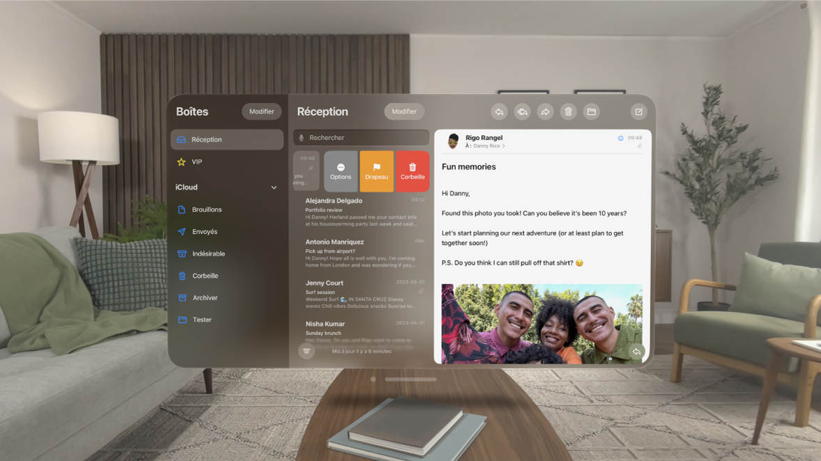 L’app Mail sur l’Apple Vision Pro qui affiche un courriel ouvert avec les options pour le supprimer.