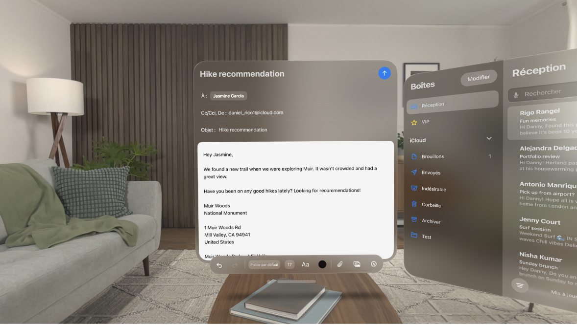 L’app Mail sur l’Apple Vision Pro qui affiche un brouillon de courriel avec la boîte de réception sur le côté.