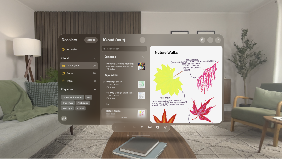 L’app Notes sur l’Apple Vision Pro qui affiche une note ouverte, des notes épinglées et des notes précédemment modifiées dans la barre latérale.