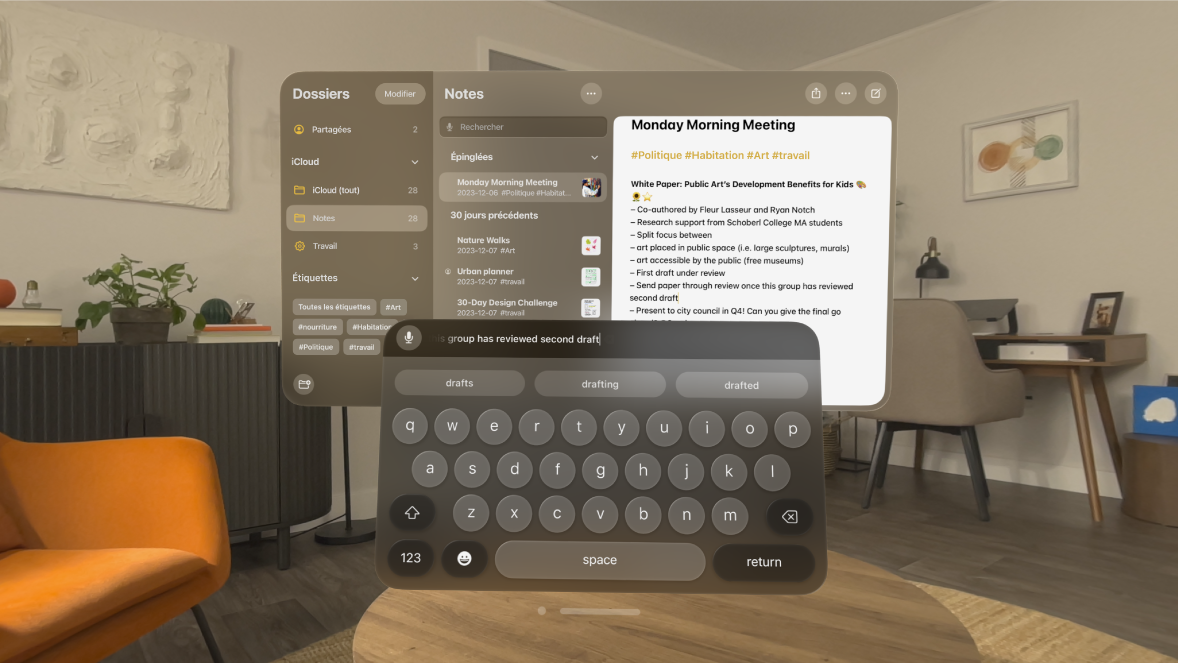 Vue d’un utilisateur sur l’Apple Vision Pro. L’app Notes est ouverte, et des modifications sont apportées à une note à l’aide du clavier virtuel. L’aperçu du texte en cours de modification est visible dans le haut du clavier.