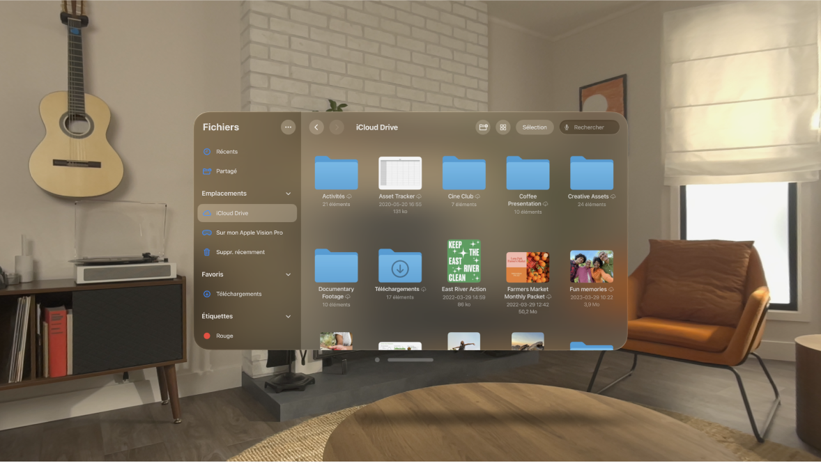 L’app Fichiers sur l’Apple Vision Pro qui affiche des dossiers et des fichiers dans l’emplacement iCloud Drive.