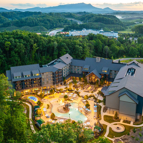 Enjoy our Book Early And Save Up To 15% Per Night At A Dollywood Resort offer