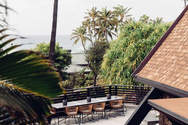 Sleek Outdoor Dining Area in a Hawaiian Home