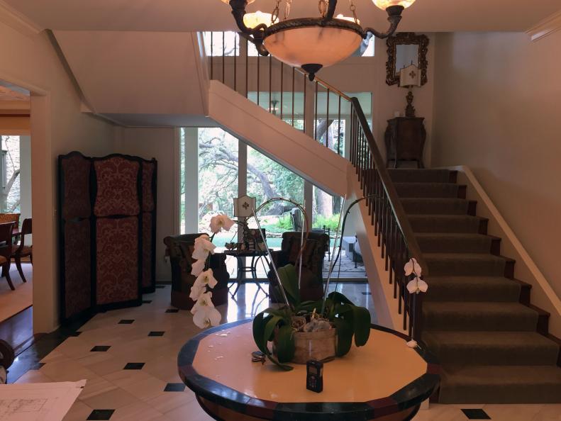 Prior to being renovated, this midcentury-modern house’s foyer had furniture, flooring and fixtures that were a complete mismatch for the home’s style.