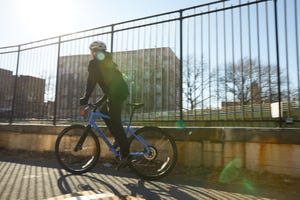 aithne feay riding the specialized sirrus 40 commuter bike in brooklyn