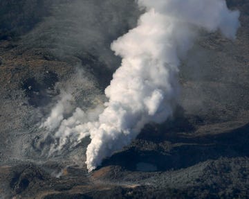 Smoke, Geological phenomenon, Atmospheric phenomenon, Lava dome, Volcanic landform, Sky, Volcano, Types of volcanic eruptions, Fissure vent, Cloud, 