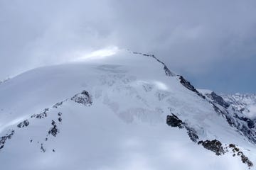 Snow, Mountainous landforms, Mountain, Geological phenomenon, Sky, Ridge, Winter, Glacial landform, Mountain range, Atmospheric phenomenon, 